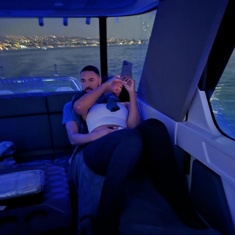 华体会官网APP-这姿势！克莱晒出海照：我深信海洋能够治愈心灵、身体和灵魂